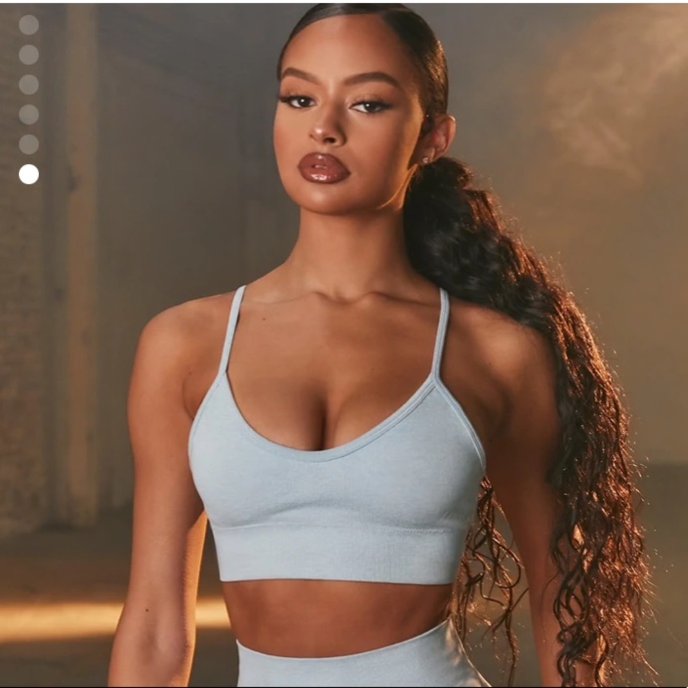 PRETTYLITTLETHING EMPOWER Seamless V Neck Sports Bra in Sky Blue
